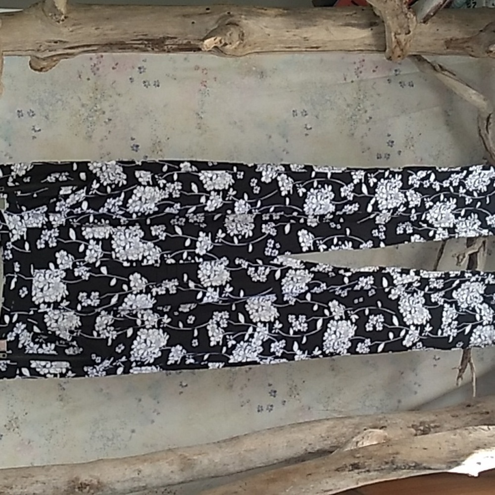 Yerse Women's Size Medium Pullon Pants. Black white floral patterned lightweight